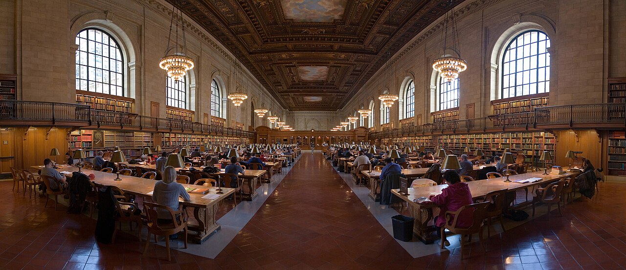 Une salle de lecture en bibliothèque