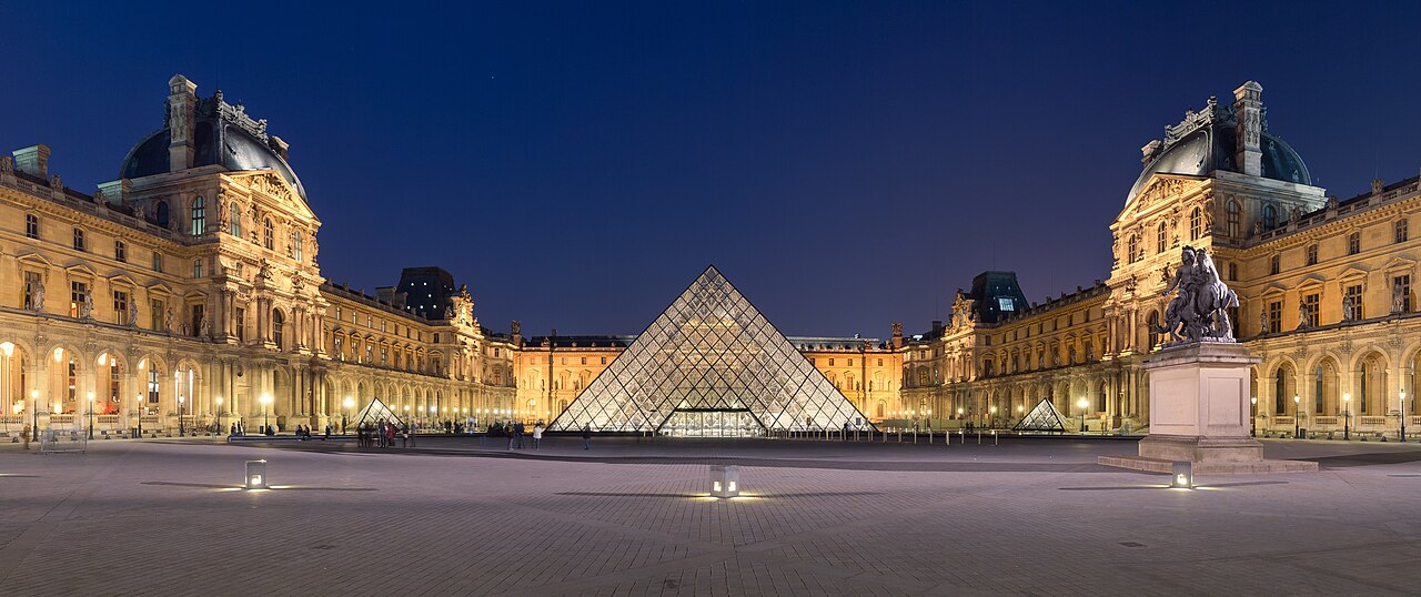 La pyramide du Louvre à Paris