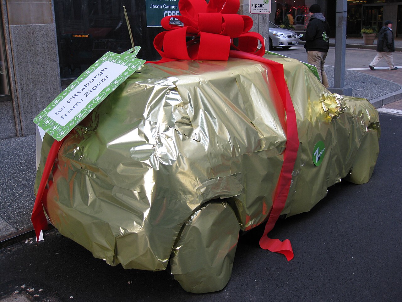 Un cadeau emballé avec un ruban