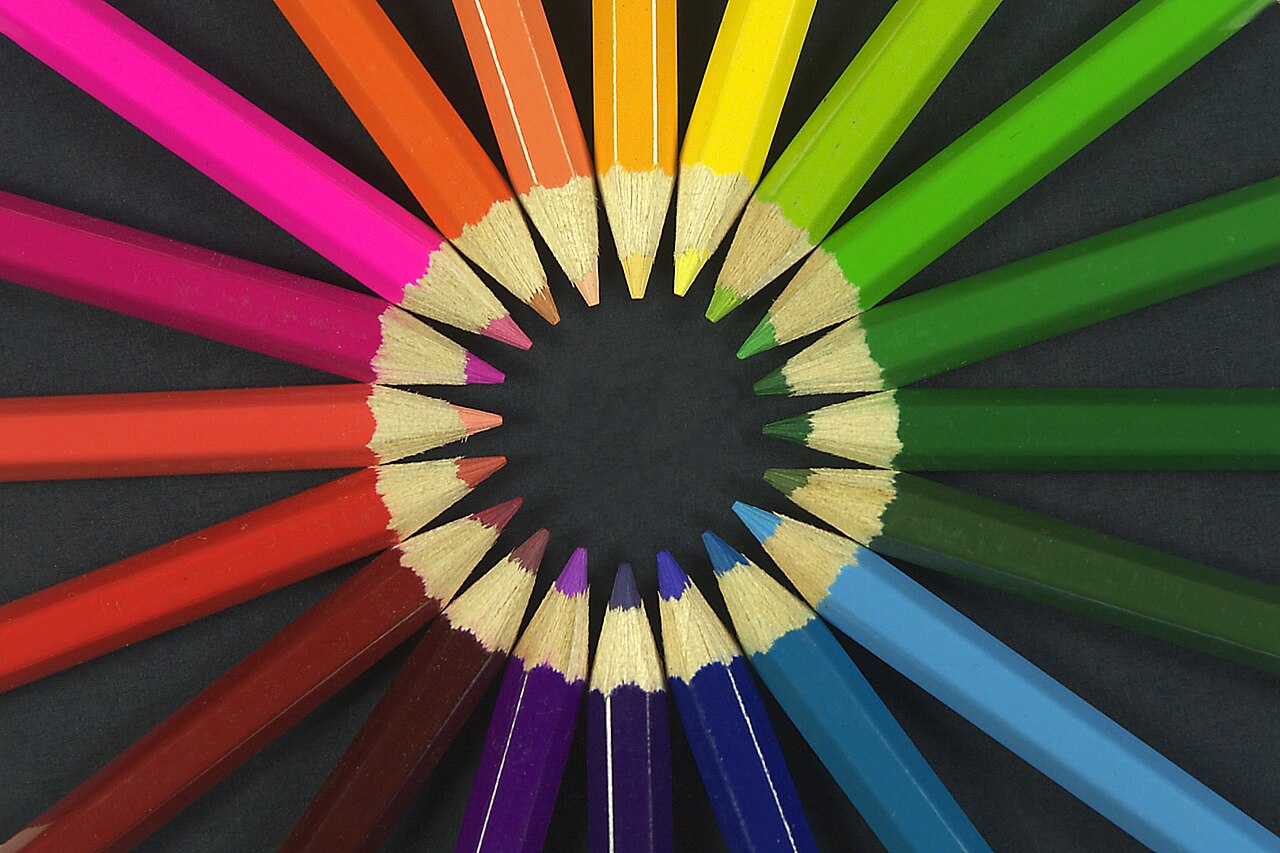 Des crayons de couleur et du matériel d'art