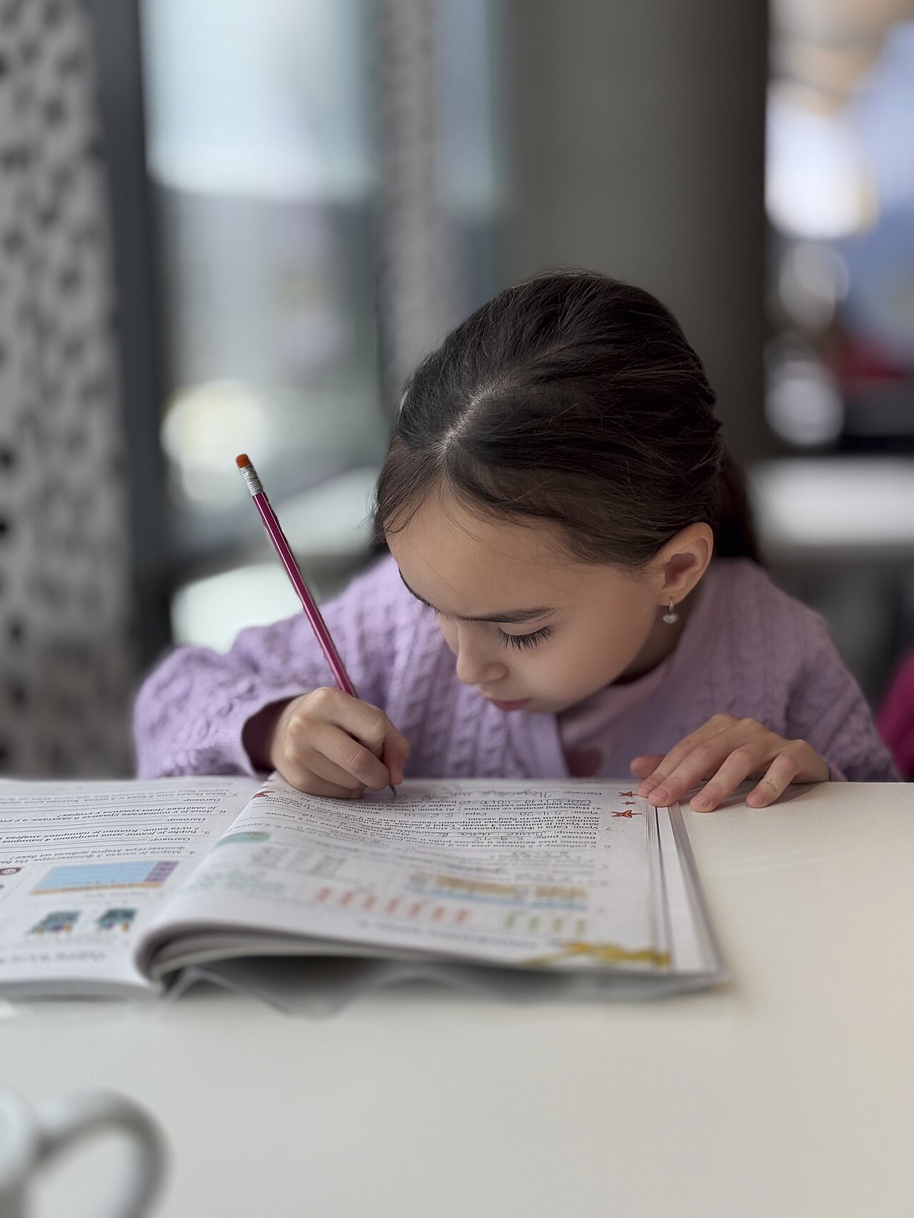 Un enfant écrit dans un cahier