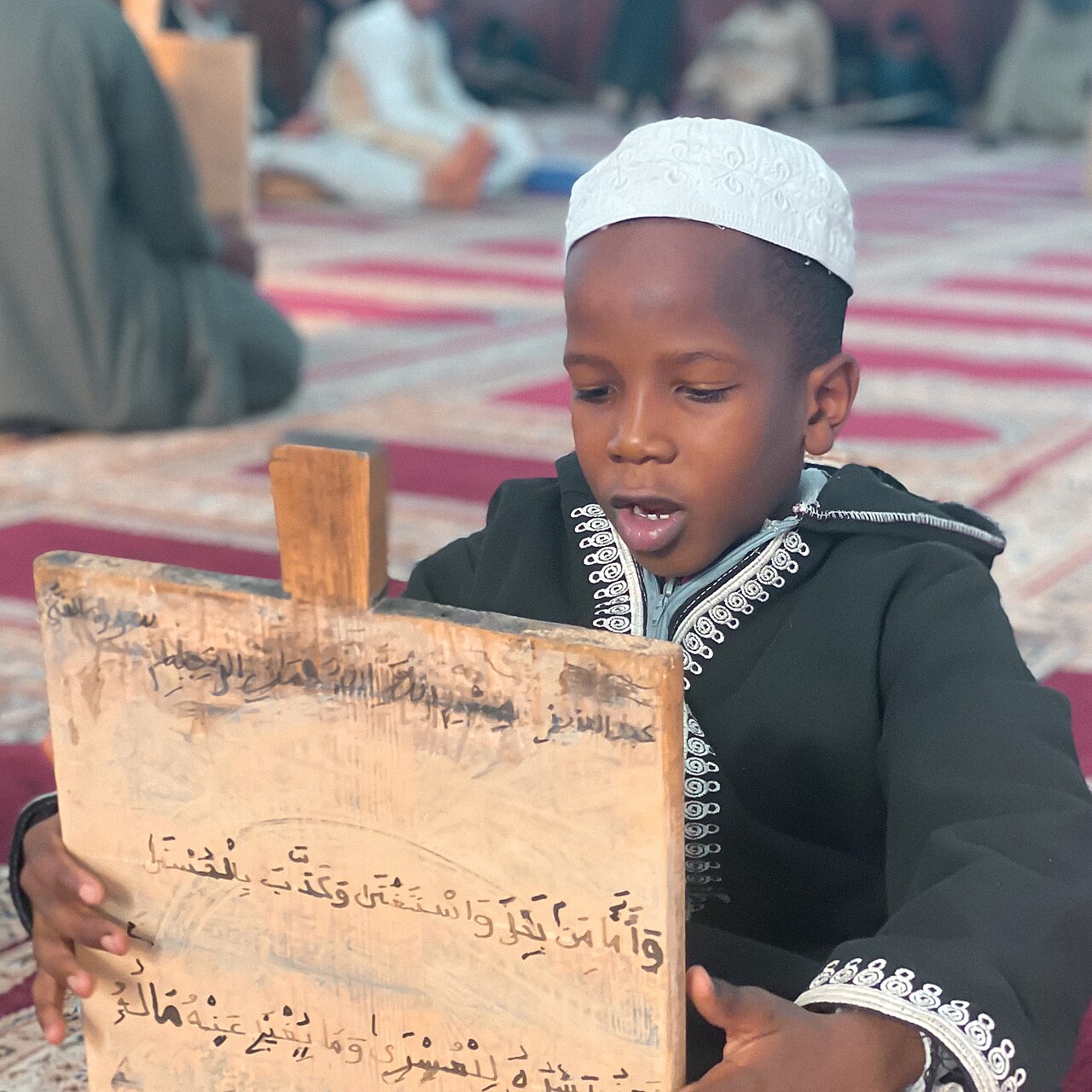 Des enfants apprennent avec une tablette