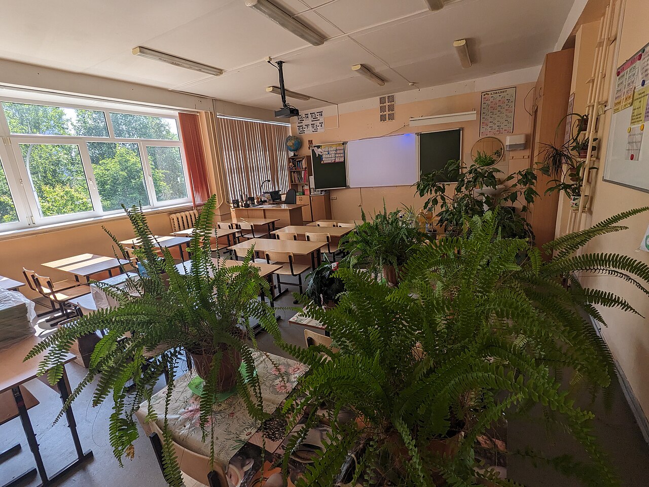Une salle de classe avec un tableau noir