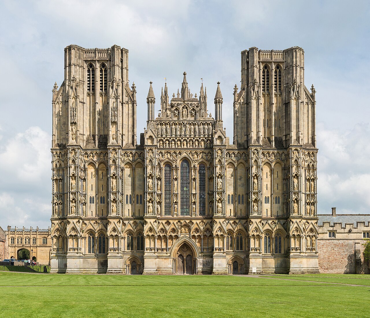 La façade d'une cathédrale gothique