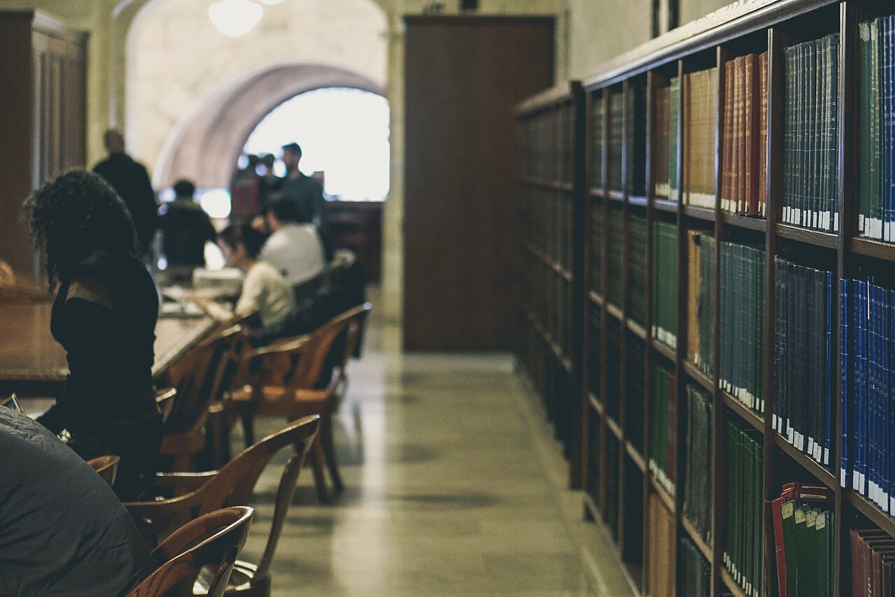 Une ancienne bibliothèque remplie de livres